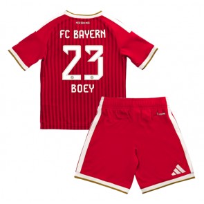 Bayern Munich Sacha Boey #23 Hjemmebanetrøje Børn 2026-27 Kortærmet (+ Korte bukser)